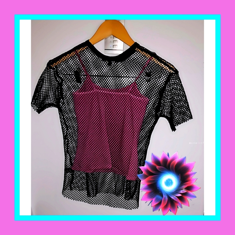 Iris black and pink t-shirt size small. 👚💖 #Tshirt #Fashion #Style 😊✨🎀